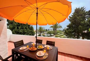 Arma    o de P  ra Twins 2 With Pool by Homing allows 18 year olds to book a room