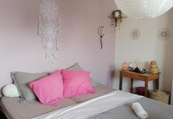 Chambre double Lilas et uniquement femmes allows 18 year olds to book a room