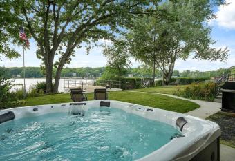 The Beverly on Buena Lake has rooms with a private hot tub