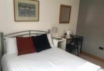 Comfy Double with Separate Private Bathroom in Family Home allows 18 year olds to book a room