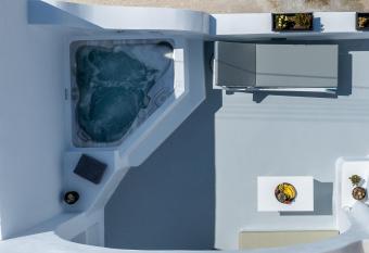 Casa Evgenia has rooms with a private hot tub