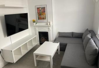 Western 3 Bedroom Terrace allows 18 year olds to book a room