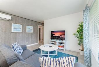 Walk Pompano Beach From Our Cozy One Bedroom Apt allows 18 year olds to book a room