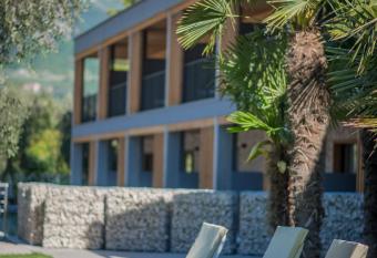 Residence Filanda has rooms with a private hot tub