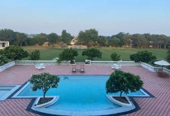 Hi5 Stays Sancholi Farm with Huge Pool & Gardens. 20 mins from Gurgaon has Balcony rooms