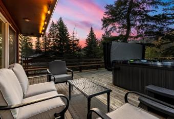 Cabin close to Manitou Springs Garden of the Gods has rooms with a private hot tub