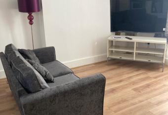 3 Bed town house Near Ryde Sea Front @ One Church Lane allows 18 year olds to book a room