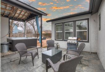 Chic Retreat Half Mile to Main Hot Tub has Balcony rooms