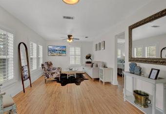 Grand Retreat 2 Houses Off Main Hot Tubs has Balcony rooms