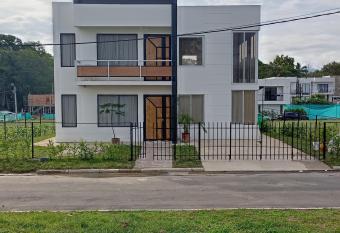 Hermosa casa de campo amoblada, con piscina y bbq has Balcony rooms