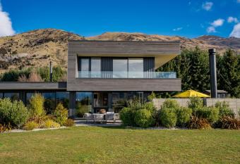 Wanaka Luxury on Sutdholme has rooms with a private hot tub