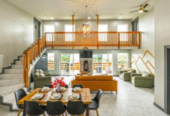 Enjoy #TheView, a luxurious stay near Branson! has Balcony rooms