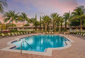 Stylish & Comfy ~ Pool ~ Gym ~ Sauna has rooms with a private hot tub