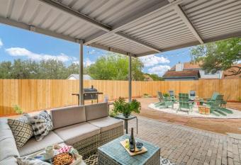 Pet Friendly 3 Minutes to Sea World Lackland has Balcony rooms