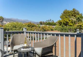 Coastal Rooftop Retreat - Bike to the Beach in 4 Minutes! allows 18 year olds to book a room