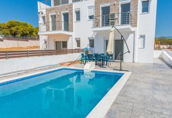 Modern, Cheerful & Dream Catching Villa in Corinth has Balcony rooms