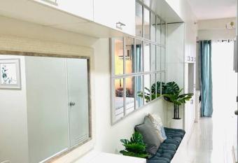 Studio Apartment with pool and gym by The Cusicks has Balcony rooms