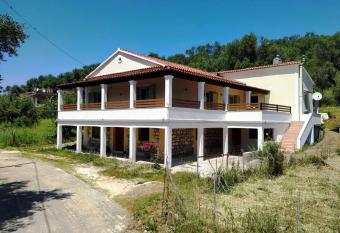 Perithia Cottage has Balcony rooms