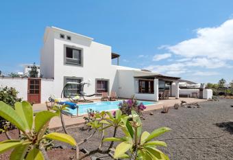 Villa Monta  a Roja has Balcony rooms