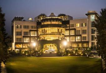 Dayal Paradise has Smoking rooms