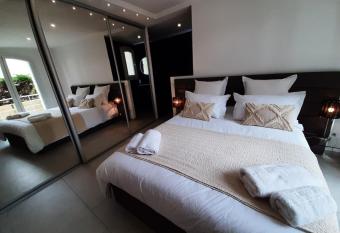 VILLA RASOA chambre miroir allows 18 year olds to book a room