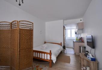 ELLIOT Une nuit    bord de Garonne - WIFI allows 18 year olds to book a room