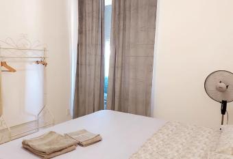 Stanza Privada allows 18 year olds to book a room