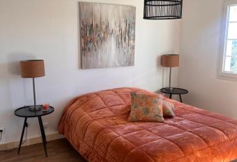 Magnifique villa avec piscine allows 18 year olds to book a room