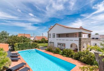 VIP House - Pool & Beach in Caparica has Balcony rooms