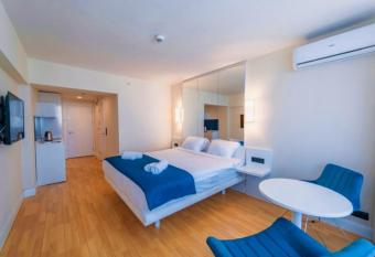 Orbi City Sea Side & Sea View Towers has rooms with a private hot tub