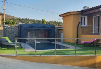 Acolhedora moradia em Valen  a de Mi  o has rooms with a private hot tub