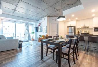 Le coeur du Festival d'  t   de Qu  bec has Balcony rooms