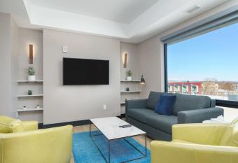 Elegant & Bright Apt W Balcony And Roof Top Patio allows 18 year olds to book a room