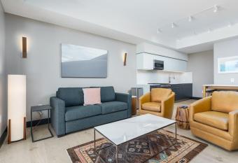 Elegant & Bright Flat W Balcony & Roof Patio allows 18 year olds to book a room