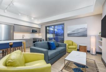 Modern Flat W Balcony & Roof Top Patio allows 18 year olds to book a room