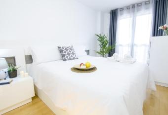 FREE PARKING - Full Apartament allows 18 year olds to book a room