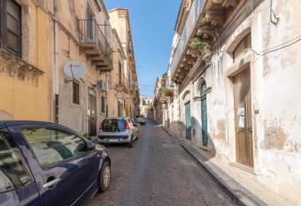 A casa di Nicola has Balcony rooms