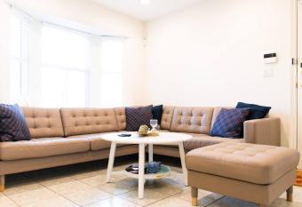 Cozy Private Suite in Vancouver, Transit at door allows 18 year olds to book a room