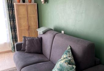 Studio coup de c  ur    Saint Maximin allows 18 year olds to book a room