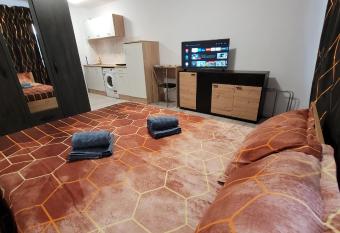 Little apartment 30mp ChrysFlatty 2 - GROUND FLOOR allows 18 year olds to book a room