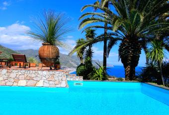 VILLA LOU TAORMINA Exclusive Use of Pool allows 18 year olds to book a room