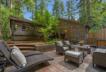 Log-Cabin Home Retreat - Walk to Restaurants Trails Hiking & Biking allows 18 year olds to book a room