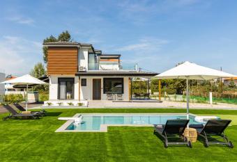 Lobster has Balcony rooms