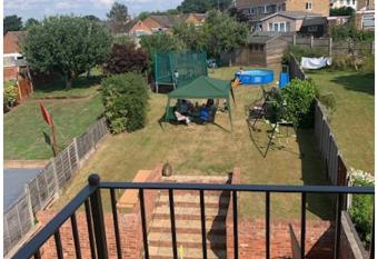 4 Bedroom house with parking, Near Safari Park has Balcony rooms