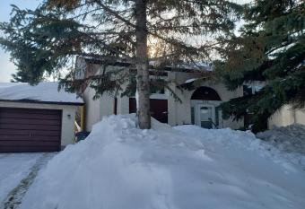 Cozy Home Winnipeg, Canada has Balcony rooms