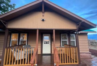 Grand Canyon Getaway! Cozy & easily accessible has Balcony rooms