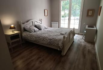 villa 8 personnes    Mes Anges has rooms with a private hot tub