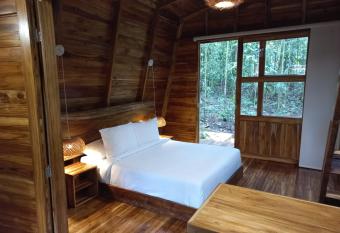 ECO HOTEL RIO DE ORO has rooms with a private hot tub