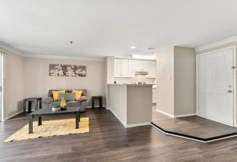 Stylish Amp Comfy Queen Bed Pool Gym Parking has Balcony rooms