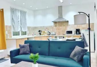 CHATENAY 4    Cozy Studio with car park and terrace allows 18 year olds to book a room